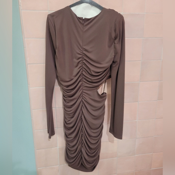 Astr The Label rouched dress with side cutout - Picture 2 of 5